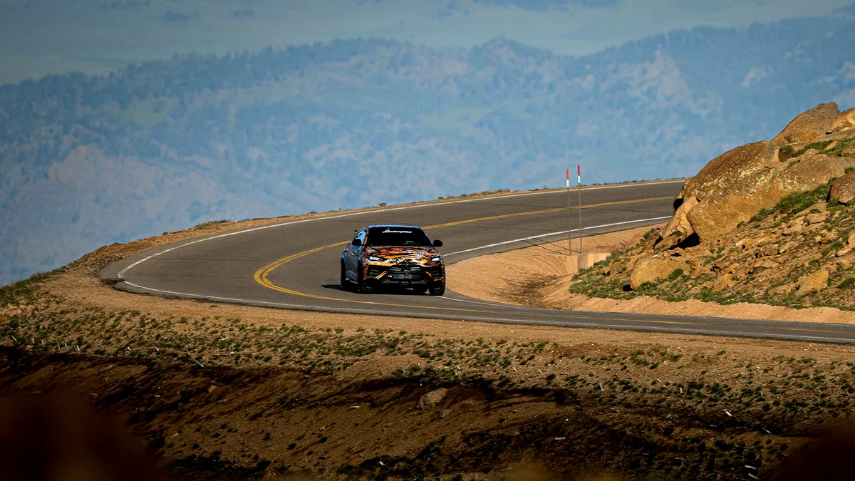 Lamborghini Urus devine cel mai rapid SUV pe Pikes Peak