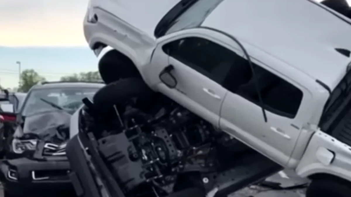 Peste 500 de maşini noi distruse, după ce o tornadă a lovit parcarea dealerului - VIDEO