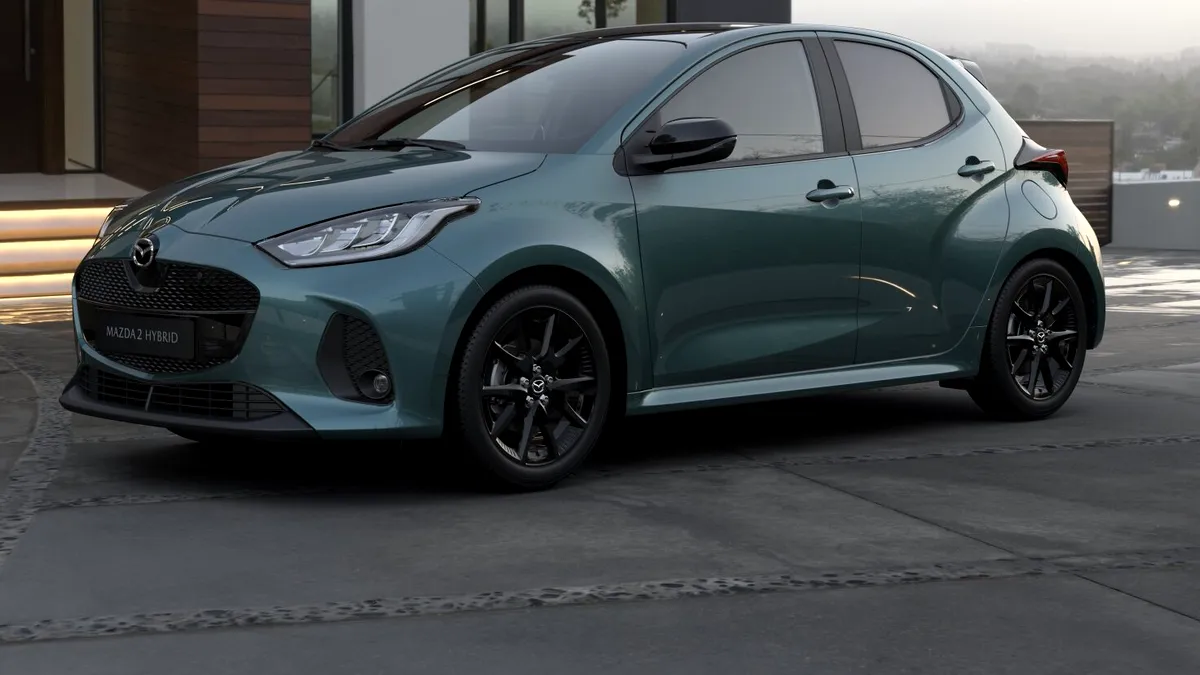 Mazda aduce actualizări sub-compactului Mazda2 hibrid. Fratele de platformă al Toyota Yaris vine cu mai multe dotări în standard