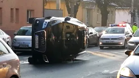 Parcare (pe) laterală? Un șofer din Cluj a ajuns cu Audi pe o parte