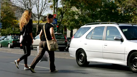 Cine e amendat dacă pietonul nu traversează pe trecere și e lovit de mașină? Regula din noul Codul Rutier 2025