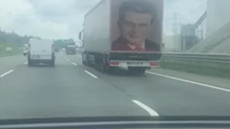 Un TIR se plimbă prin Italia cu fotografia lui Ceaușescu imprimată pe ușile din spate - VIDEO