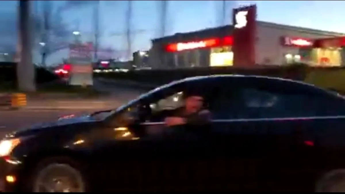 Instant Karma: Un canadian furios lovește mașina din față în timpul unei altercații