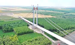 Ultimul din cele 86 de segmente de tablier metalic a fost montat la podul suspendat de la Brăila