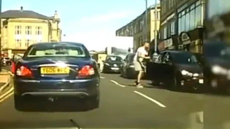 Road rage: O şoferiţă pune mâna pe bâtă şi sare în apărarea soţului - VIDEO