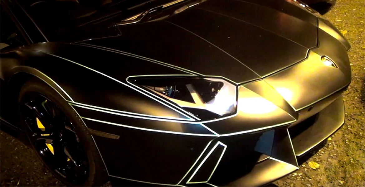 Ce zici de un Lamborghini Aventador care străluceşte în întuneric? VIDEO