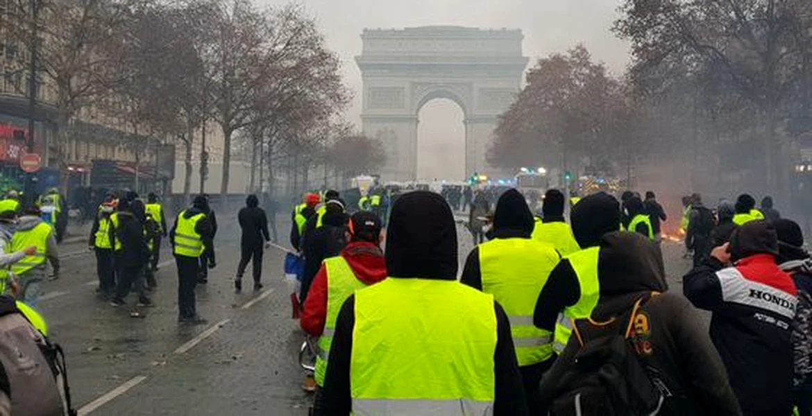 Guvernul de la Paris suspendă creşterea taxei pentru carburanţi, în urma protestelor violente