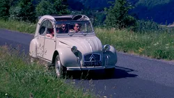 Cum ar putea arăta viitorul Citroën 2CV? O serie de randări ne oferă răspunsul