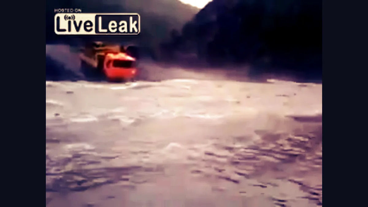 KAMAZ vs râu ieşit din matcă. Cine câştigă? VIDEO