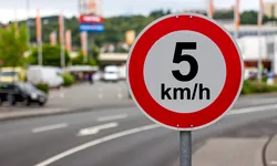 Limită de viteză 5 km/h în parcarea publică. Ce se întâmplă dacă nu respecți această regulă