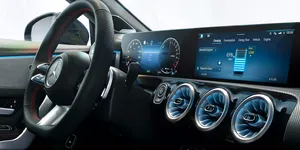 Un Mercedes lăsat în service „s-a plimbat” pe la două baruri înainte de a fi oprit de proprietară. Poliția a intervenit