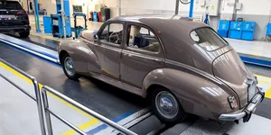 <span class='prepend'>Foto |</span> Un Peugeot 203 din 1958 a atras toate privirile la o stație RAR din București. Mai puțin de cinci astfel de exemplare mai există în România