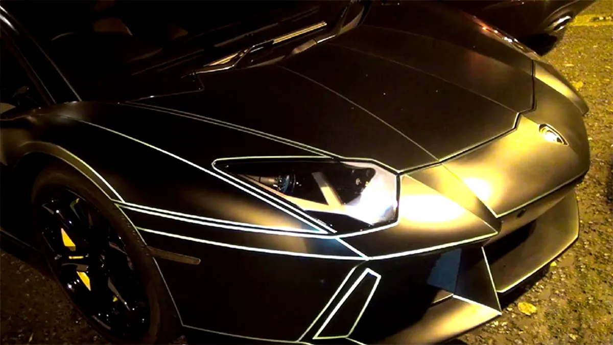 Ce zici de un Lamborghini Aventador care străluceşte în întuneric? VIDEO