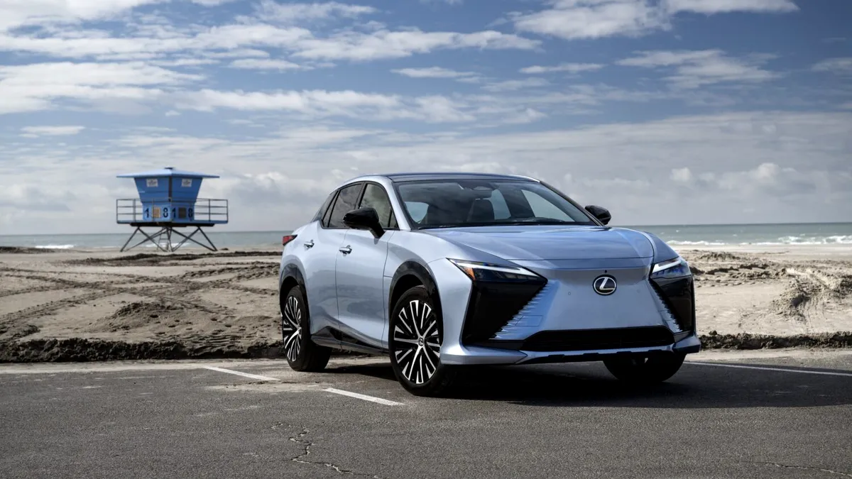 Lexus lansează o nouă versiune, mai accesibilă, a SUV-ului electric RZ