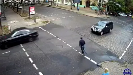 Momentul în care un pieton se aruncă intenționat sub roțile unei mașini. Nu știa că o cameră îl filmează - VIDEO