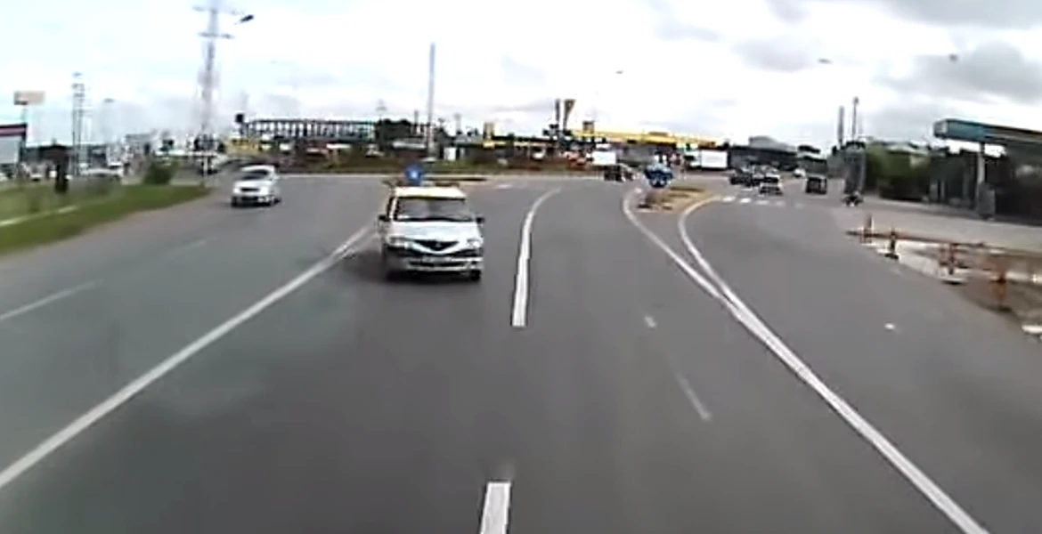 VIDEO Imagini şocante. Un taximetrist a intrat intenţionat într-un autotren plin cu gaz metan