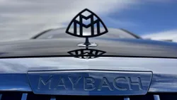 Un Mercedes-Maybach S 560 cu 236.041 km este oferit pe o platformă de bunuri recuperate