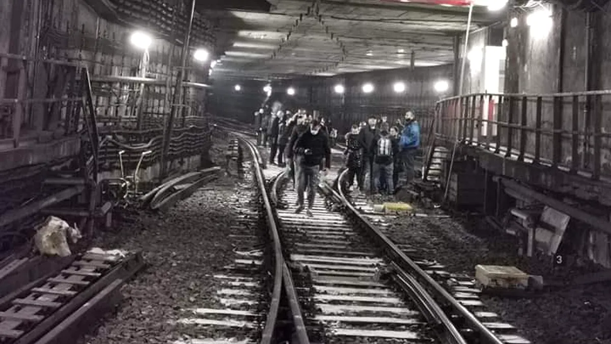 Protest spontan la metrou. Trenurile nu circulă. Care este motivul?