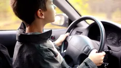 Un român și-a lăsat copilul de 9 ani să conducă un SUV pe străzile din Franța. Ce a pățit când l-au oprit polițiștii