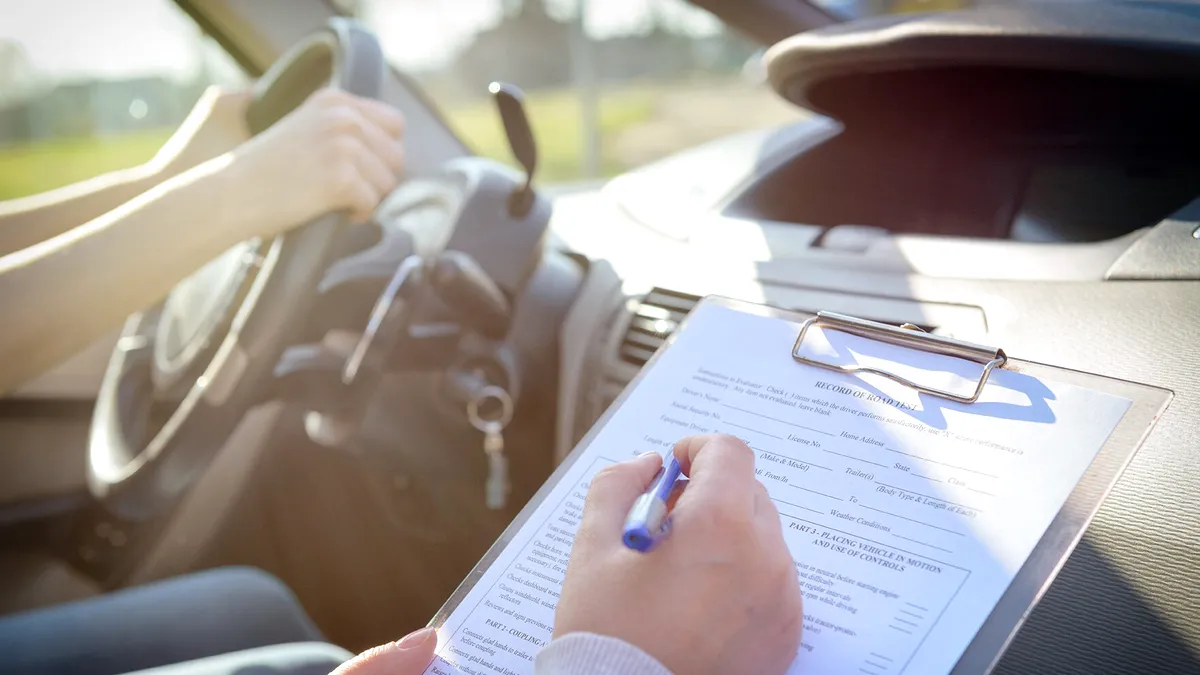 Un elev de la o școală de șoferi din Giurgiu a fost prins băut la volan, în timpul orei de practică. Sancțiunea primită de instructor