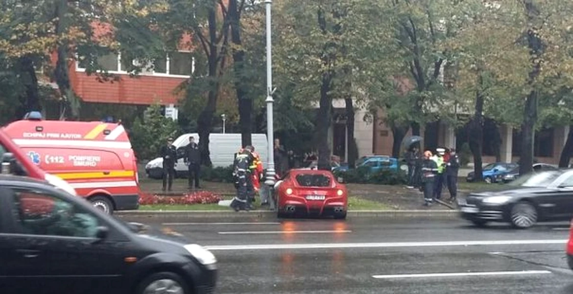 Un Ferrari a intrat într-un stâlp, în centrul Capitalei – VIDEO