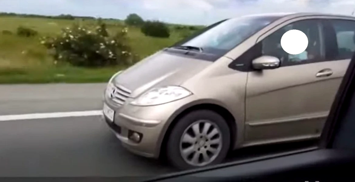 Șofer filmat în timp ce conduce cu un copil în brațe. Mașina circula cu aproximativ 100 km/h – VIDEO