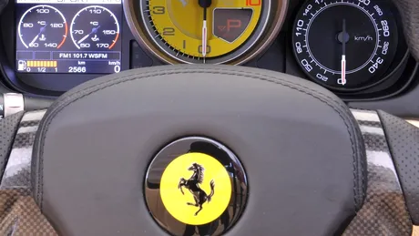 Video - Ferrari-ul roz de 120.000 de lire care a ajuns daună totală. Proprietara acuză asiguratorul după ce a rămas fără despăgubire
