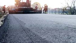 Daune morale de 25.000 de lei pentru o stradă neasfaltată. Primăria, obligată să construiască drumul și să facă trotuar