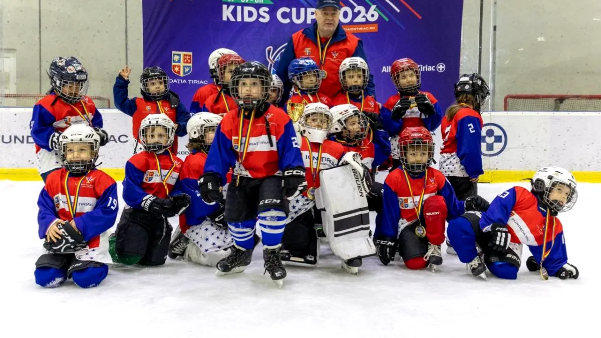 400 de copii, 32 de echipe și două zile de hochei la Kids Cup 2026 Micii sportivi au făcut spectacol pe gheața Patinoarului Allianz-Țiriac Arena, la cea de-a doua ediție a turneului de hochei organizat de Fundația Țiriac, dedicat echipelor U7, U9 și U11