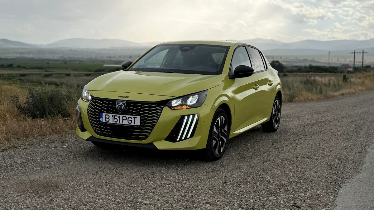Review Peugeot 208 Hybrid în România. Ce face mai bine decât Renault Clio și unde pierde