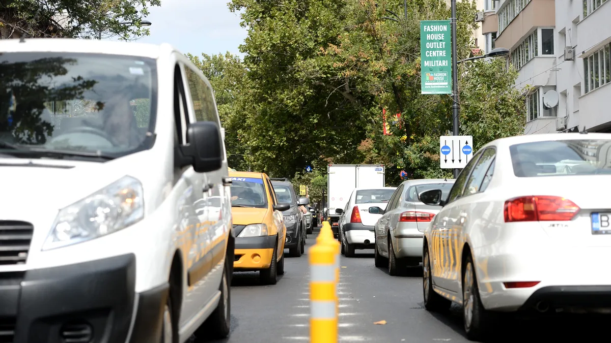 Codul Rutier 2025: Ce se întâmplă dacă dai cu spatele pe o stradă cu sens unic?