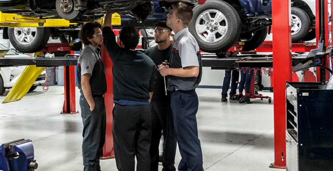 Industria auto română înfiinţează clase de învăţământ profesional