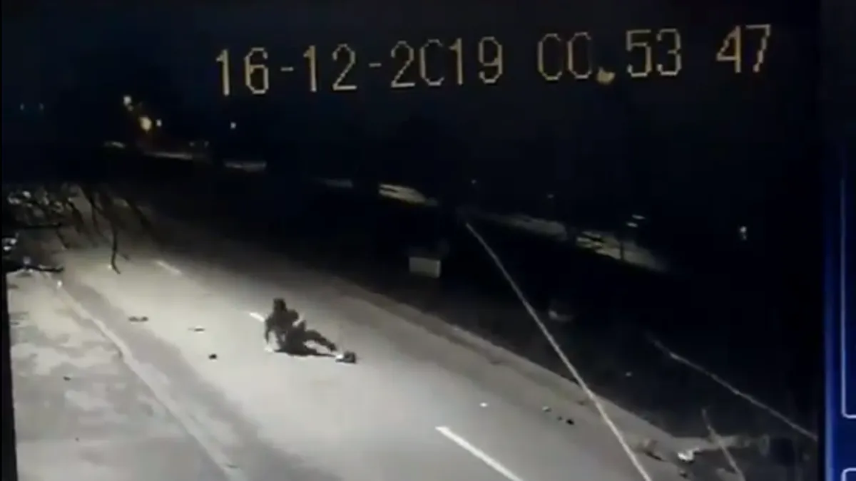 Accident spectaculos la Craiova. Care este primul lucru pe care l-a făcut șoferul amețit după accident? VIDEO