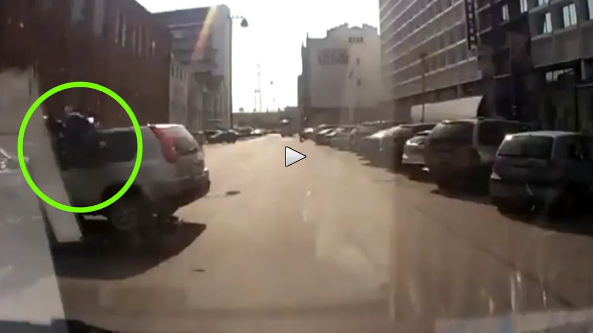 Nu ai unde parca? Ce zici dacă te înfigi în geamul unui SUV? VIDEO
