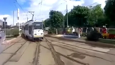 Au apărut imaginile! Momentul în care s-au ciocnit două tramvaie în București