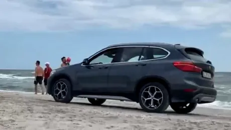 Revoltător. Un turist a fost filmat în timp ce se plimba cu BMW-ul pe plaja de la Vadu