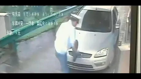 VIDEO: A vrut să fugă... cu poliţistul pe capotă!