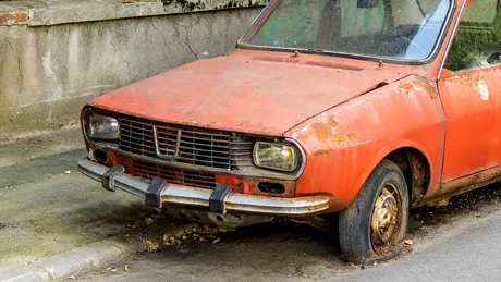 Adio, rable abandonate pe domeniul public! Legea care permite ridicarea în regim de urgență a fost promulgată de președinte