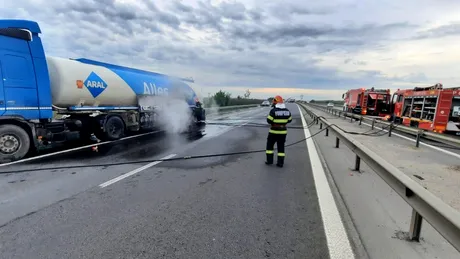 Pericol de explozie. O cisternă care transporta benzină și motorină a luat foc pe Autostrada A1