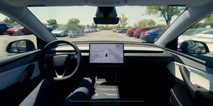Pericolele condusului autonom: Un șofer de Tesla Model Y pare să fi adormit pe o autostradă din Canada. Mașina mergea cu 100 km/h