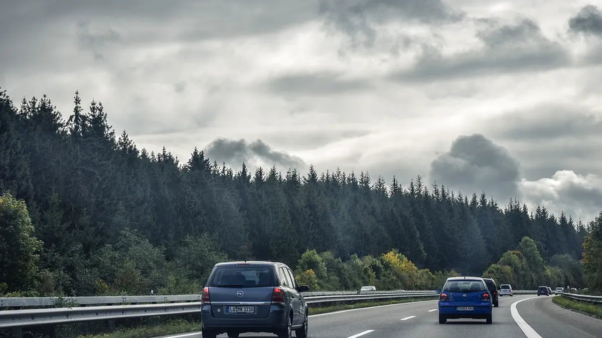 De ce să nu conduci niciodată prea încet pe șosele?