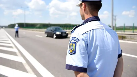 Poliţia Română îi sfătuieşte pe şoferi să nu mai dea flash-uri de avertizare, pentru că pot face mai mult rău decât bine: 