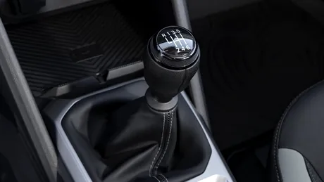 Ce mașini cu cutii de viteze manuale mai poți cumpăra în 2026?