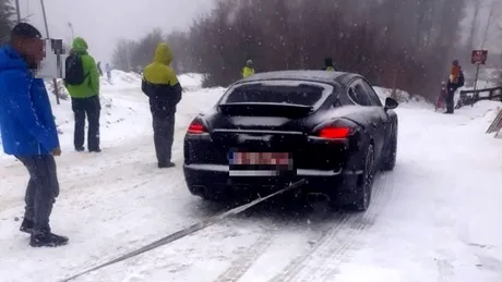 FOTO. Turiștii au ajuns la munte. O mașină a pătruns pe o pârtie de schi. Alți șoferi au rupt barierele unei parcări