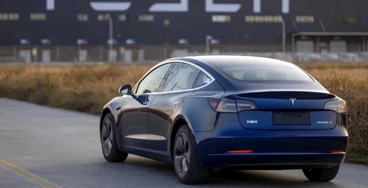 Fabrica Tesla din China a fost afectată de coronavirus. Când se repornește producția?