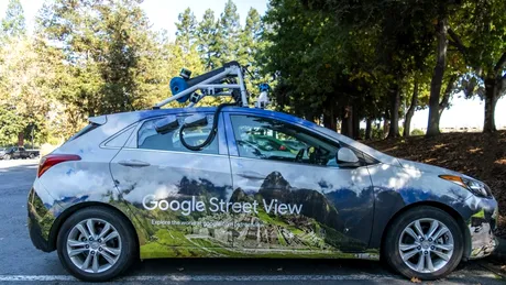 Urmărire ca în filme cu o mașină Google Street View în Statele Unite