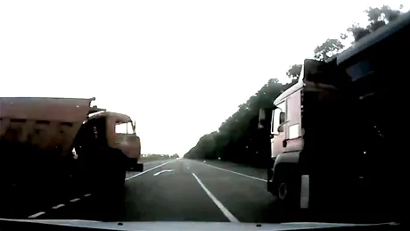 VIDEO: Accident cu două camioane, evitat spectaculos