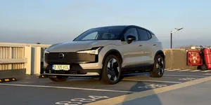 Risc de incendiu pentru mașinile Volvo EX30 cu baterii mari. Proprietarii sunt avertizați să nu lase vehciulele la încărcat nesupravegheate