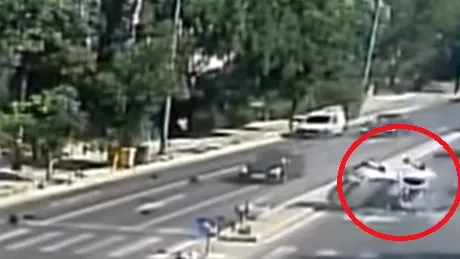O șoferiță a fost aruncată prin trapa deschisă a mașinii pe un bulevard din Timișoara