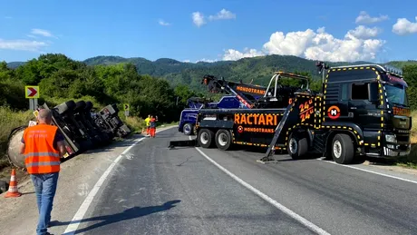 Un TIR încărcat cu bitum s-a răsturnat pe DN6 în județul Caraș-Severin - VIDEO